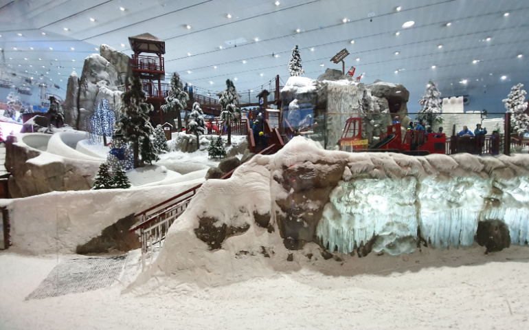 Ski Dubai, indoor skiing with cold temperatures and snow at a Dubai mall