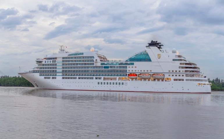 6-star Seabourn Ovation cruise ship visited Saigon
