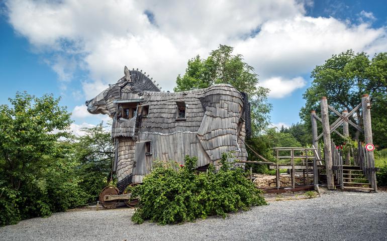 A horse trojan shape room in the La Balade des Gnomes 