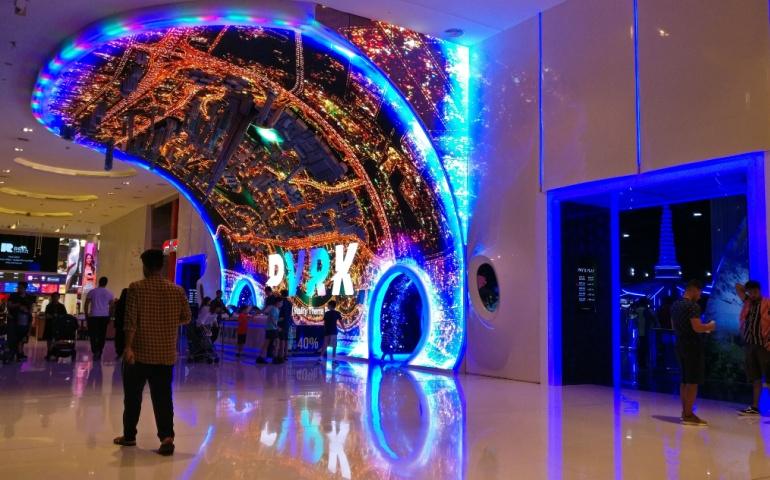 People at VR Park entrance in Dubai
Image Credit: PhotographerIncognito/ Shutterstock