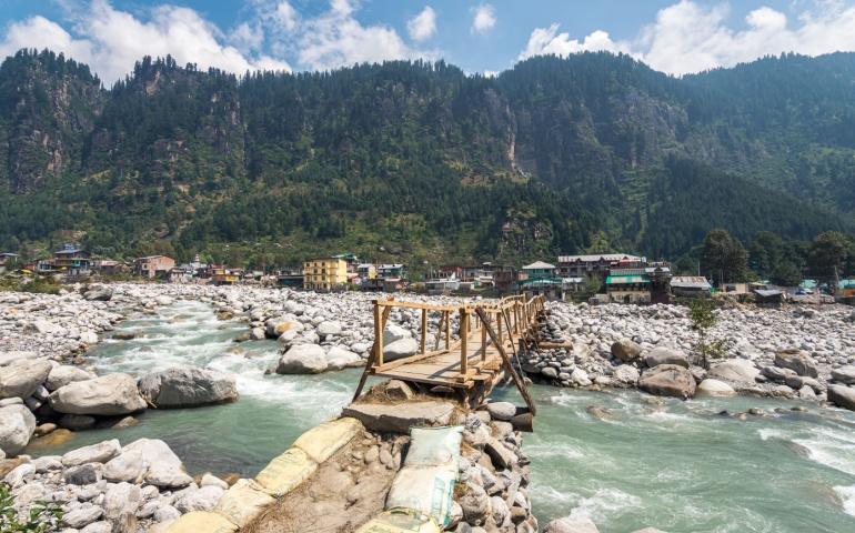 surroundings of manali town