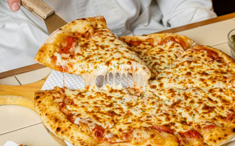 A Perfect Cheese-Pull in Pizza