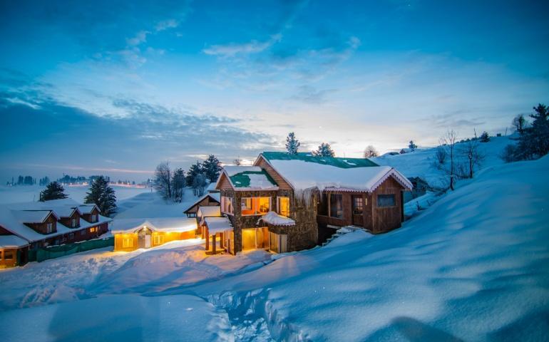 Heavy Snowfall in Gulmarg