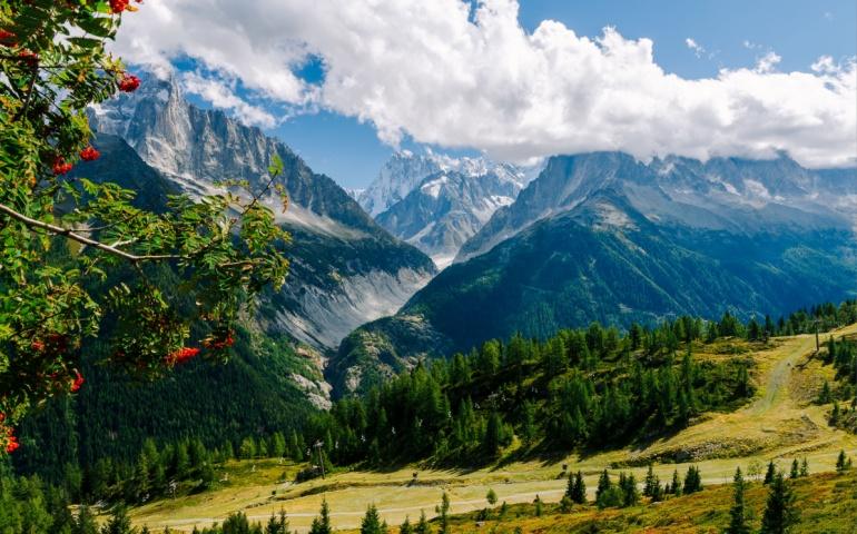 Natural view of the Chamonix valley and mountains