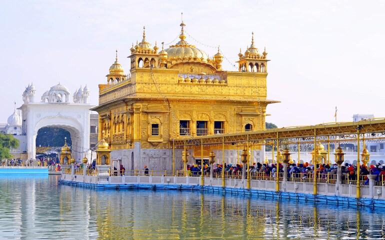 Pilgrims queuing up to enter the Golden Temple