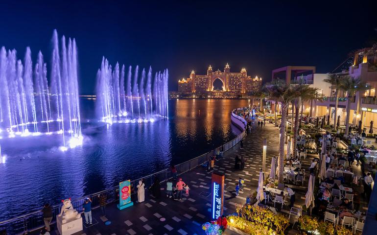 Music and lights fountain show with Atlantis the Palm hotel view