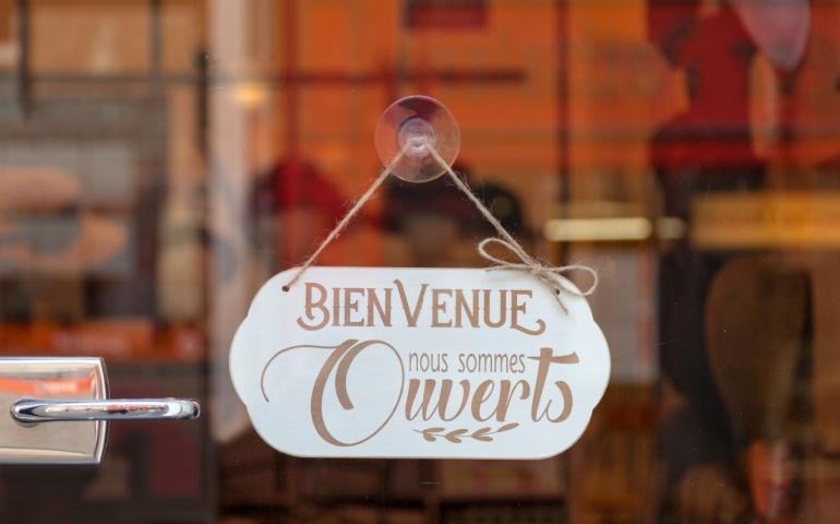 Sign saying in French "Bienvenue, nous sommes ouverts", meaning in English "Welcome, we're open".