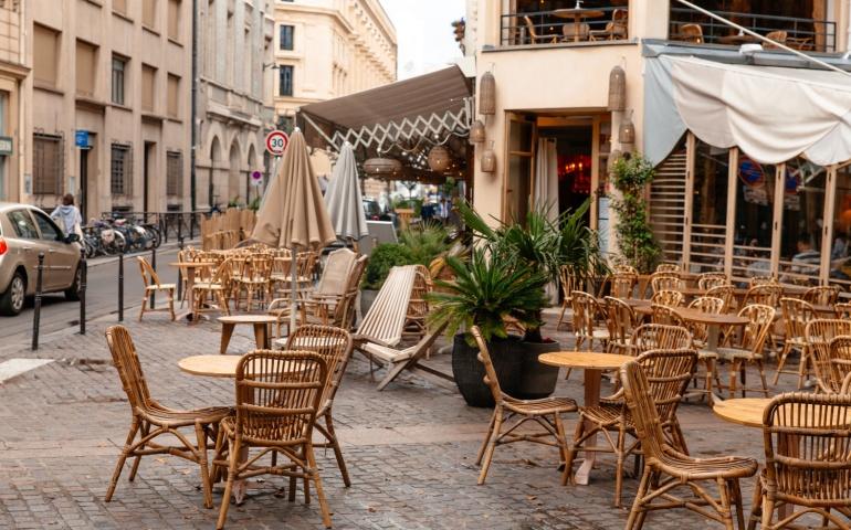 Al fresco tables at a Parisian boulangerie
