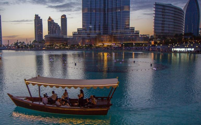 Abra boats, which provide closer access to the fountain show