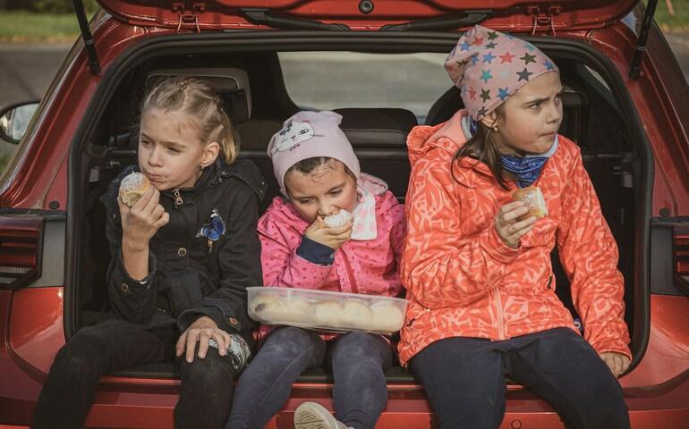 Kids eating in the car