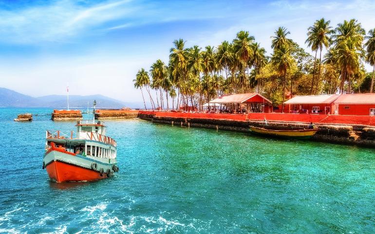 Tourist boat near Ross island beach Andaman
Image Credit: Roop_Dey/Shutterstock