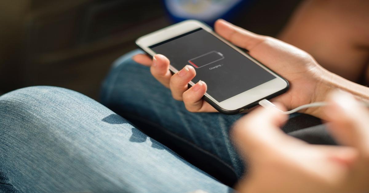 Hacks to Double Your Mobile Phone Battery Life When Travelling