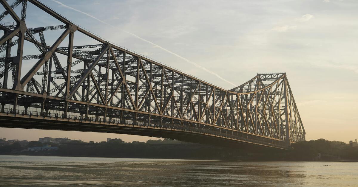 Photo by Prasanjeet Shyam: https://www.pexels.com/photo/howrah-bridge-at-sunrise-in-kolkata-india-29484335/