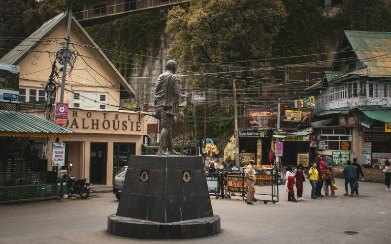 a statue of a man is in the middle of a town square
