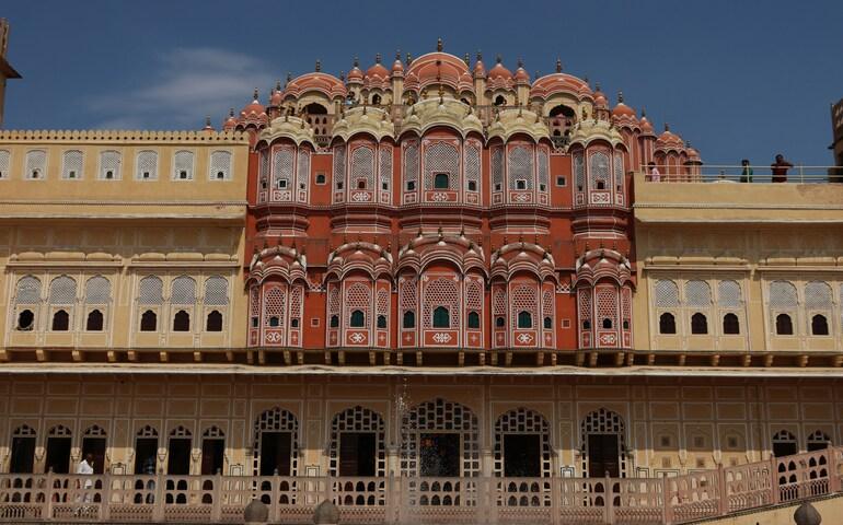 A large building with many windows and balconies
