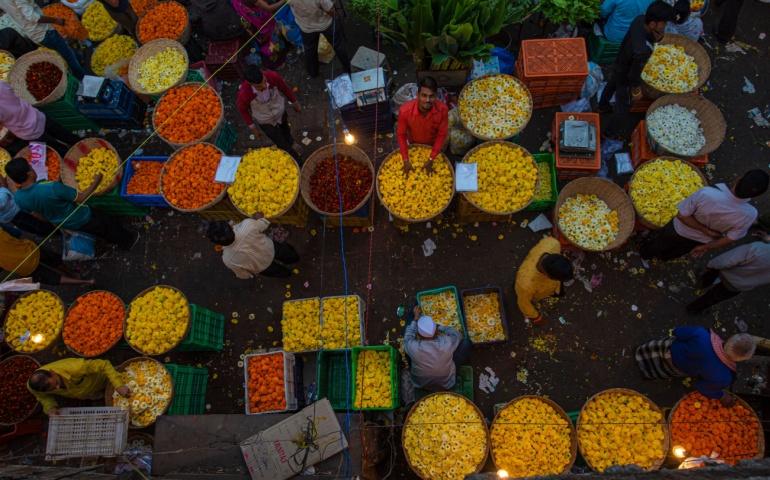 Dadar Flower Market – where people from across Mumbai gather before Gudi Padwa.