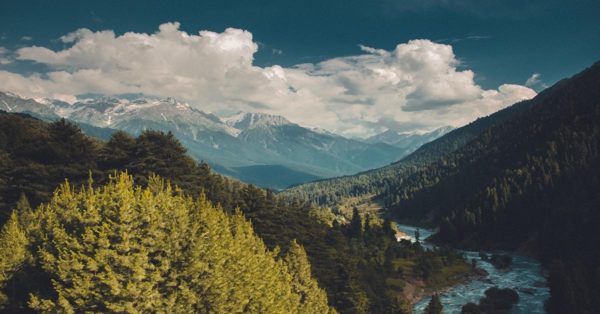 Lush green valley with a winding river in Pahalgam, Kashmir, under cloudy skie
Imad Clicks/Pexels