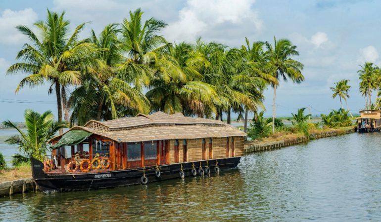 Kerala backwaters houseboat experience