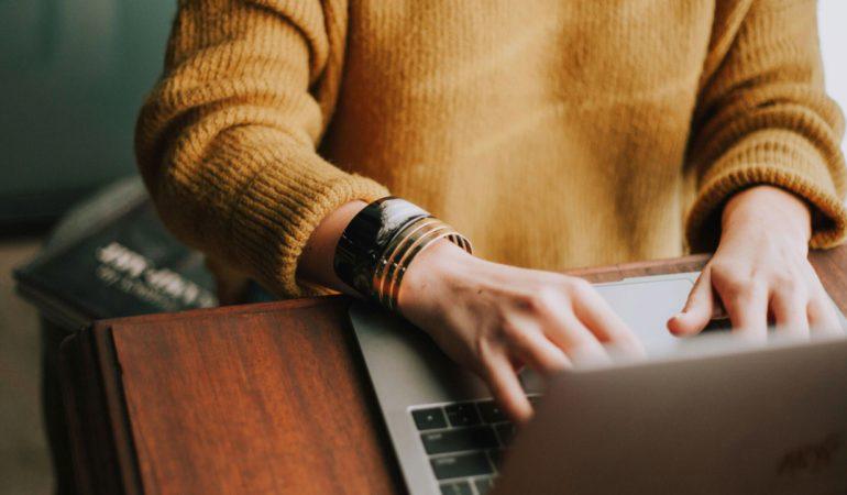 8 Smart Ways to Save Money on Flight Bookings This August