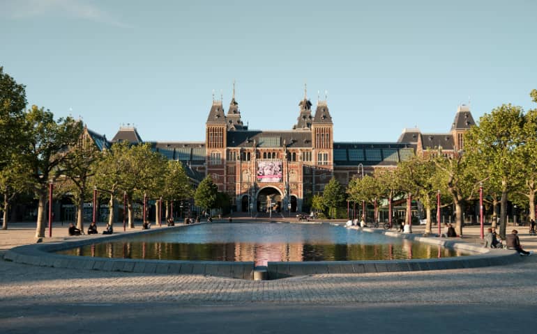 Fontain with the Rijksmuseum in the background
