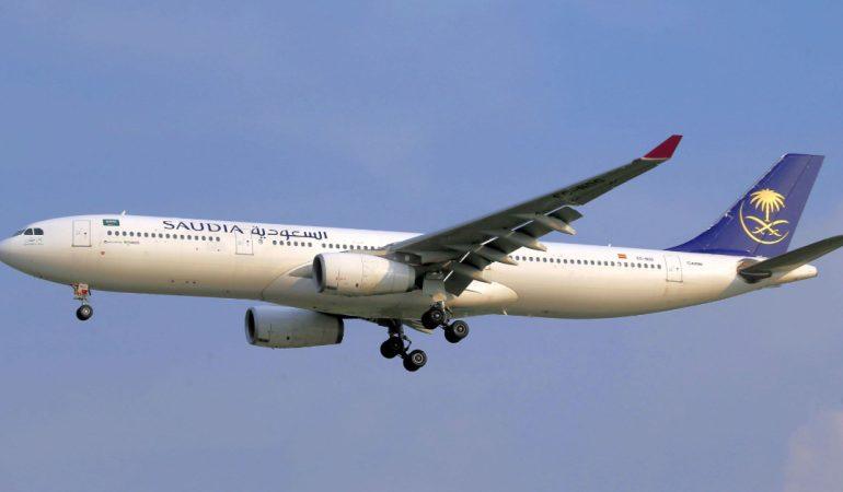 Saudia Airlines Airbus A330 flying with clear sky background.
Jeffry Surianto/Pexels