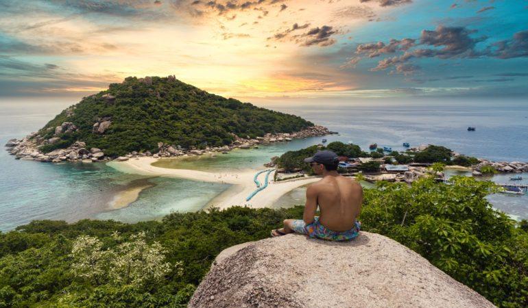 Sunset view of Koh Nang Yuan Island in Thailand
Darren Lawrence/Pexels