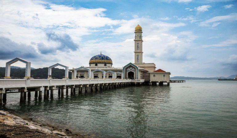 View of a mosque on stilts over the water, under a cloudy sky( Malaysia)
Robert Stokoe/Pexels