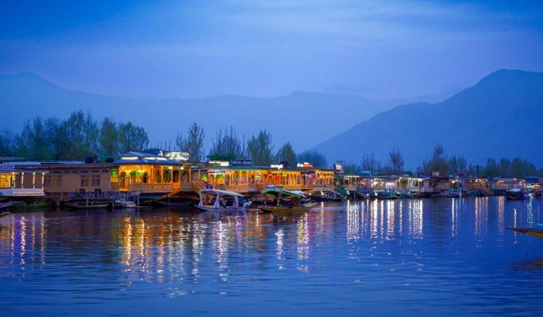 Serene twilight scene of illuminated houseboats on Dal Lake, Kashmir
Soumalya Halder/Pexels