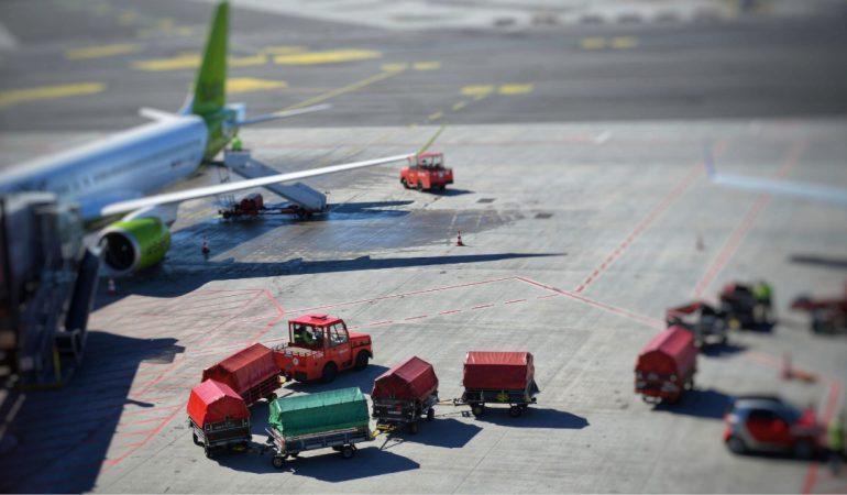 Airplane and baggage carts on airport tarmac
Image Credit: El Jundi/Pexels