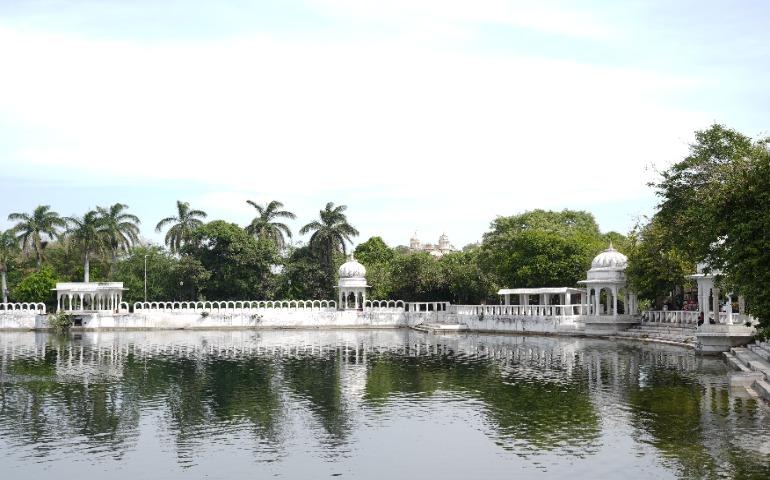 Peaceful waterside scene at Saheliyon Ki Bari, Udaipur, Rajasthan.
