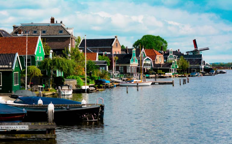 Brown and wooden houses in Kinderdijk
