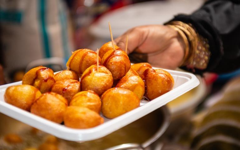 Luqaimat / Lugaimat: traditional dessert in the Middle East