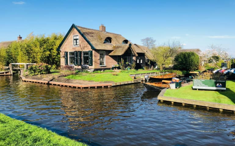 Beautiful houses in Giethoorn
