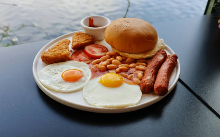A plate of delicious breakfast