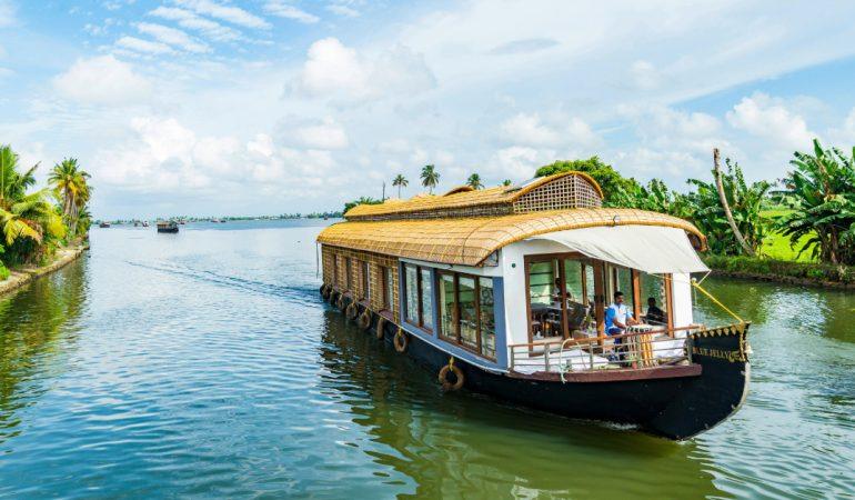 Best houseboat cruises in Alleppey.
Image Credit - Abhishek Prasad/Unsplash