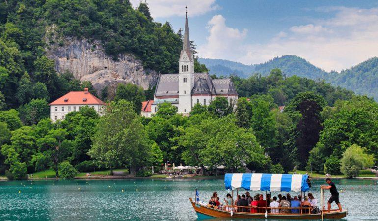 Tourists on a boat in Lake Bled, Slovénie
Image Credit: Alain ROUILLER on Unsplash