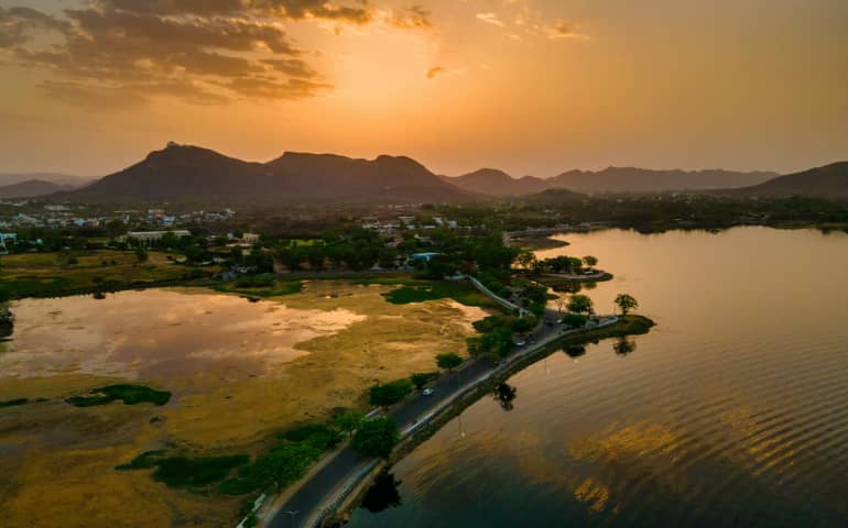Evening time is considered as the best time to visit Lake Fatehsagar