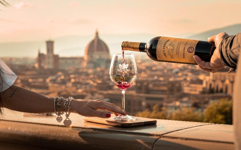 Elegant wine pouring scene with Florence's iconic skyline and cathedral in the backdrop
Image Credit: Andrea Mosti/Pexels