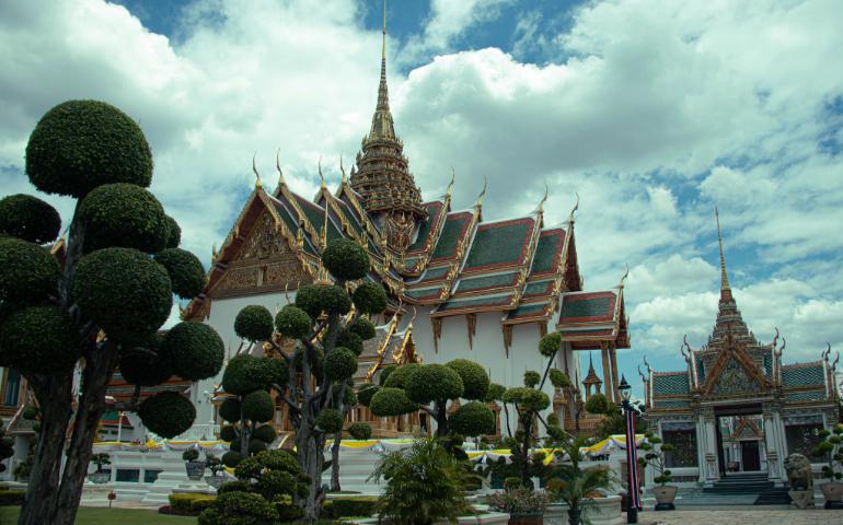 A stunning view of Wat Phra Kaew with lush greenery and cloudy skies in Bangkok, Thailand.
Image Credit: Darío Ricalde/Pexels