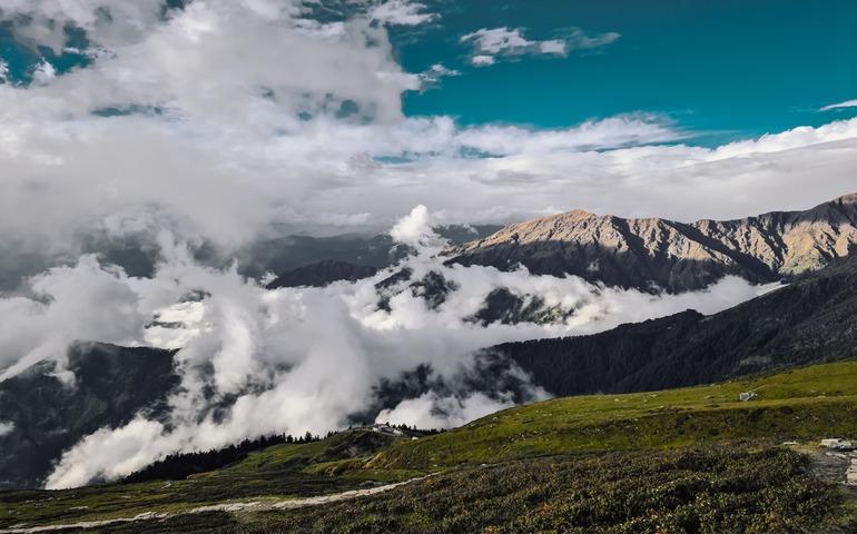 Breathtaking view of clouds and mountains in Tungnath, capturing nature's serene beauty.
Image Credit - Dhruv Jangid/Pexels