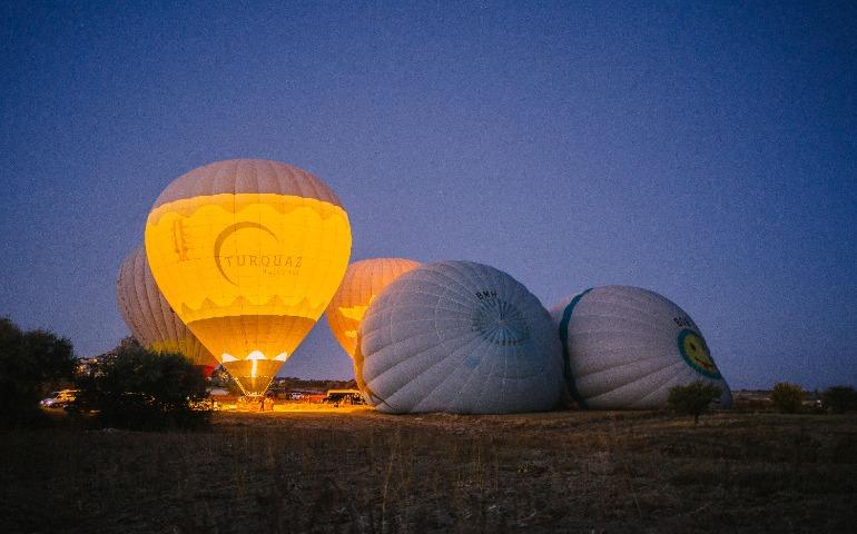 Hot air balloons glowing against the twilight sky in Cappadocia, Turkey
Image Credit: Jenny Mavimiro/Pexels