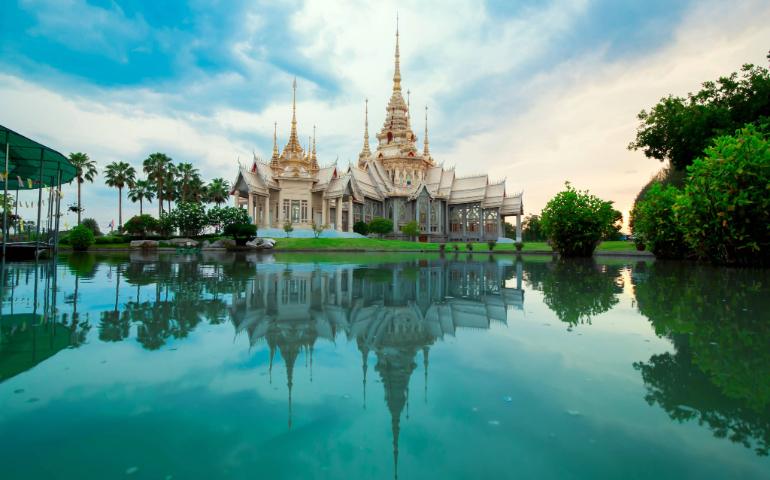 Beautiful Thai temple with serene reflection in water, showcasing spirituality and culture.
Image Credit: Pixabay/Pexels