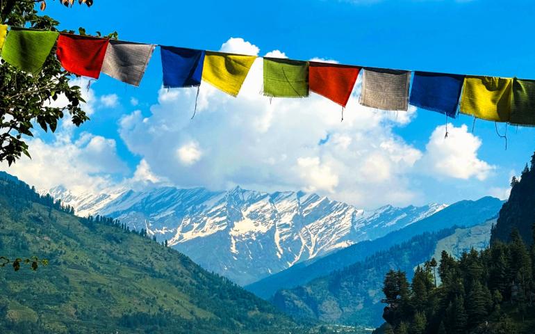 Charming view of Manali village with Himalayan mountains and colourful prayer flags in summer.
Image Credit: Prajwal Malve/Pexels