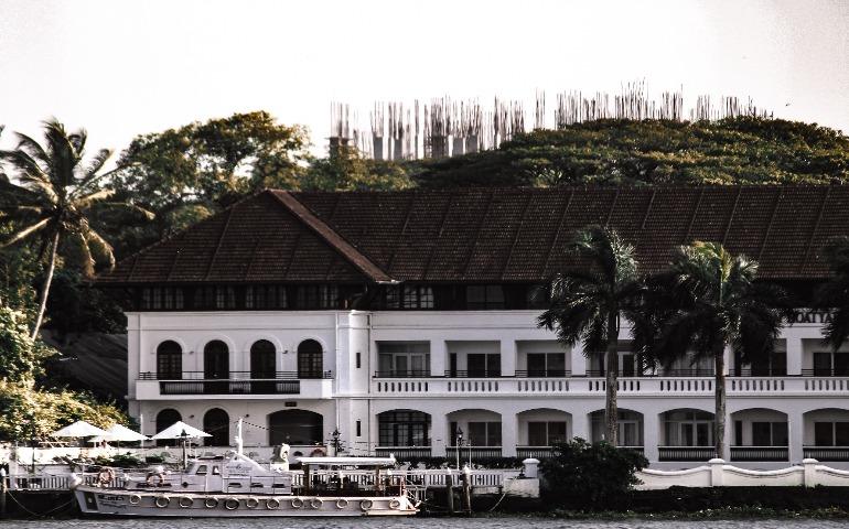 Elegant exterior of Brunton Boatyard with palm trees and water, Kochi, Kerala
Image Credit: Renjith Tomy Pkm/Pexels
