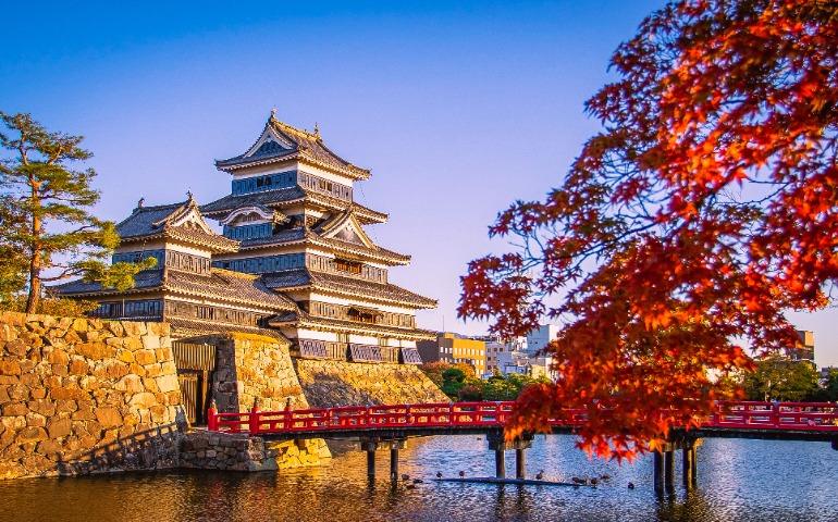 Red bridge in Japan
Image Credit: suradeach saetang/Pexels