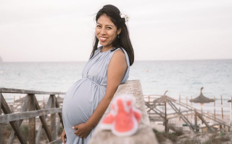 Asian woman in maternity dress smiling
Image Credit: Ismael Sánchez/Pexels
