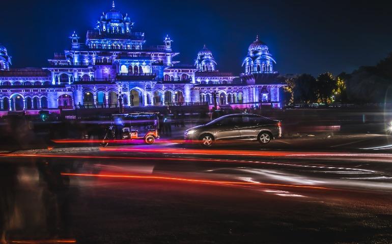 Long exposure of Albert Hall Museum in Jaipur at night with light trails.
Image Credit: Suket Dedhia/Pexels