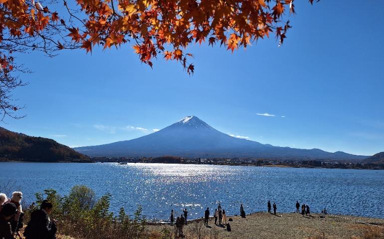 Scenic view of Mount Fuji with autumn leaves and lake reflection.
Image credit: Suphot Punnachaiya/Pexels