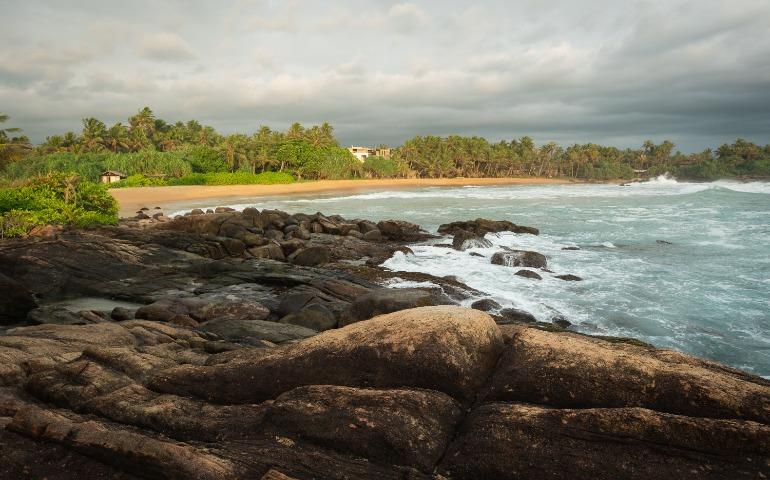 Tropical beach in Sri Lanka with rocky shores
Image Credit: Thilina Alagiyawanna/Pexels