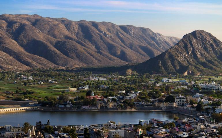 Pushkar’s scenic charm, surrounded by the Aravalli Hills and peaceful lakeside views.
Image Credit: Sudev Kiyada/Unsplash

